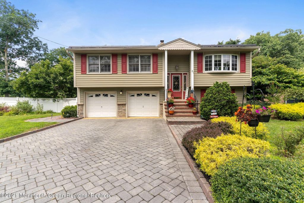 81 Western Dr, Howell, NJ 07731