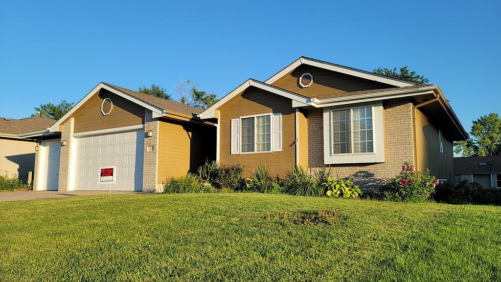 9117 Valley View Dr, La Vista, NE 68128