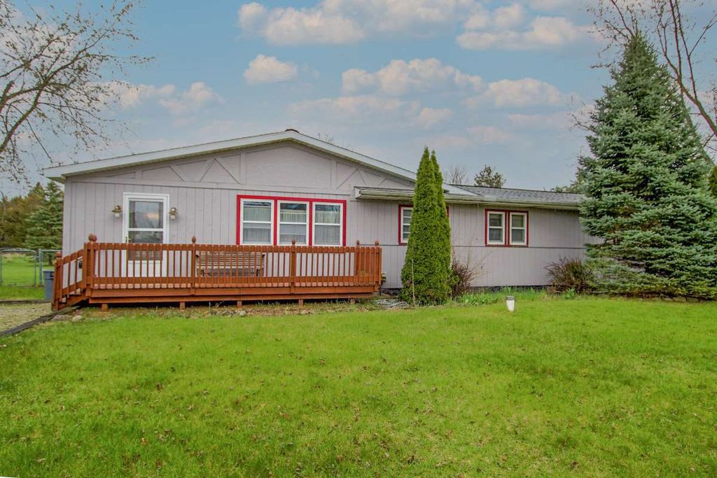 121 Victoria Dr, Brooklyn, MI 49230