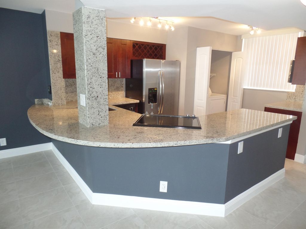117 Lake Emerald Dr #209, Oakland Park, FL 33309