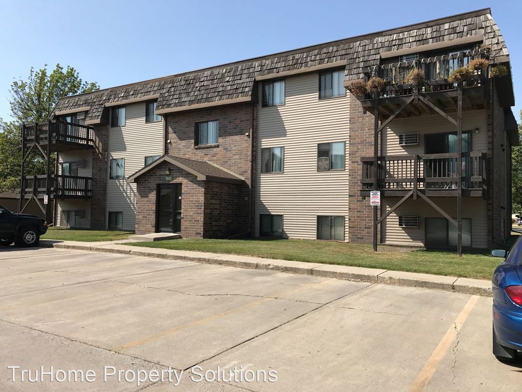 1975 S 29th St, Grand Forks, ND 58201