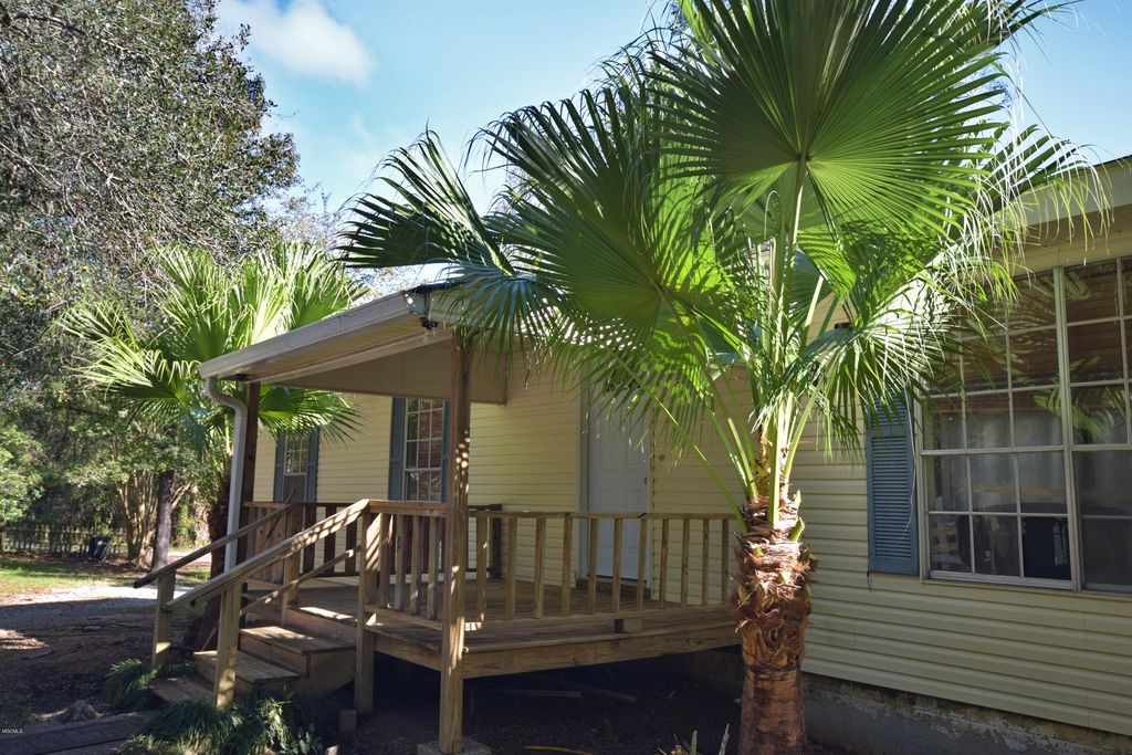 10 Three Oaks Rd, Carriere, MS 39426 5 Bed, 3 Bath SingleFamily Home