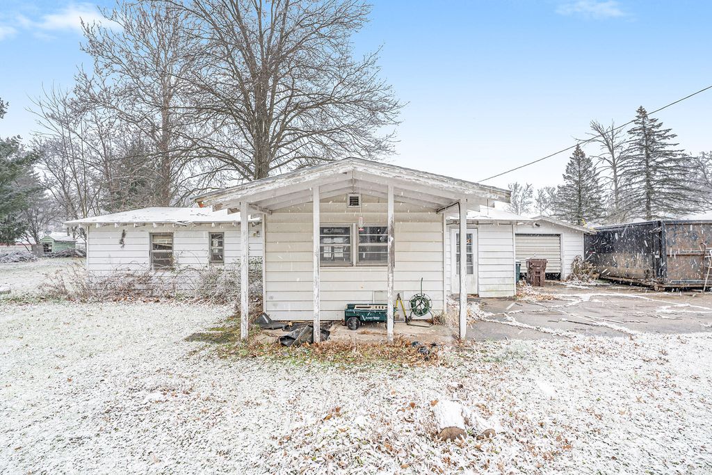 46812 Sycamore Dr, Bangor, MI 49013