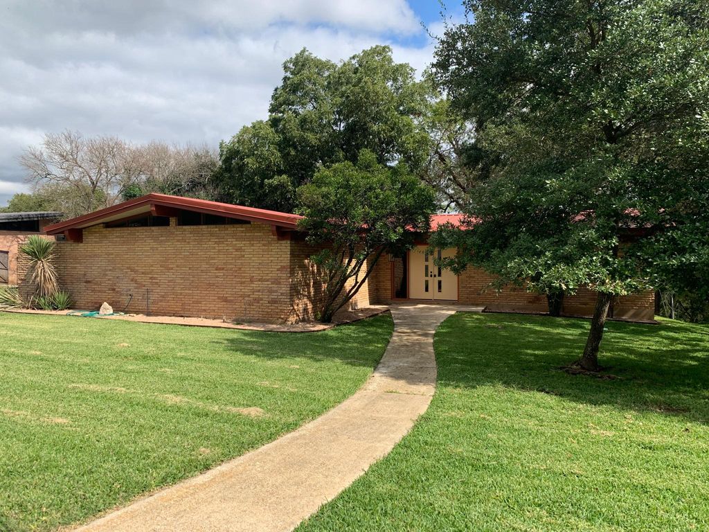 104 Laurel Ln, Blanco, TX 78606