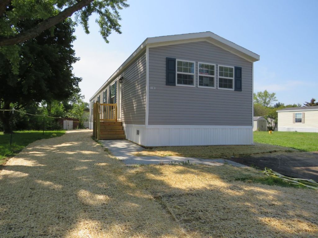 1141 Oakbrook E, Jackson, MI 49201