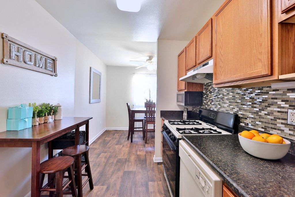 215D Woodhill Dr, Glen Burnie, MD 21061