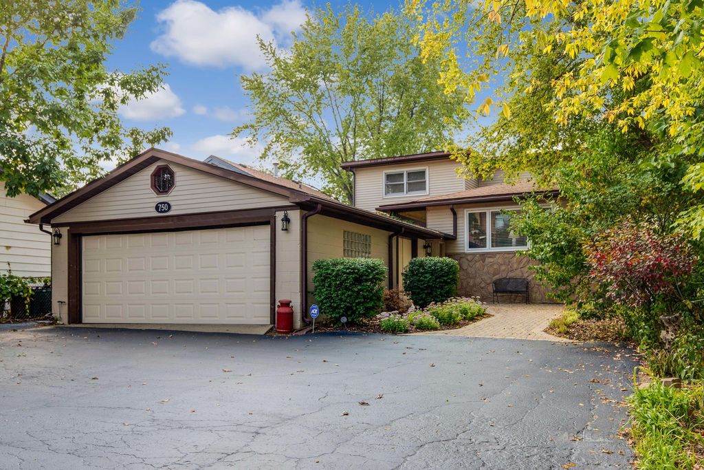 750 Diamond Lake Rd, Mundelein, IL 60060