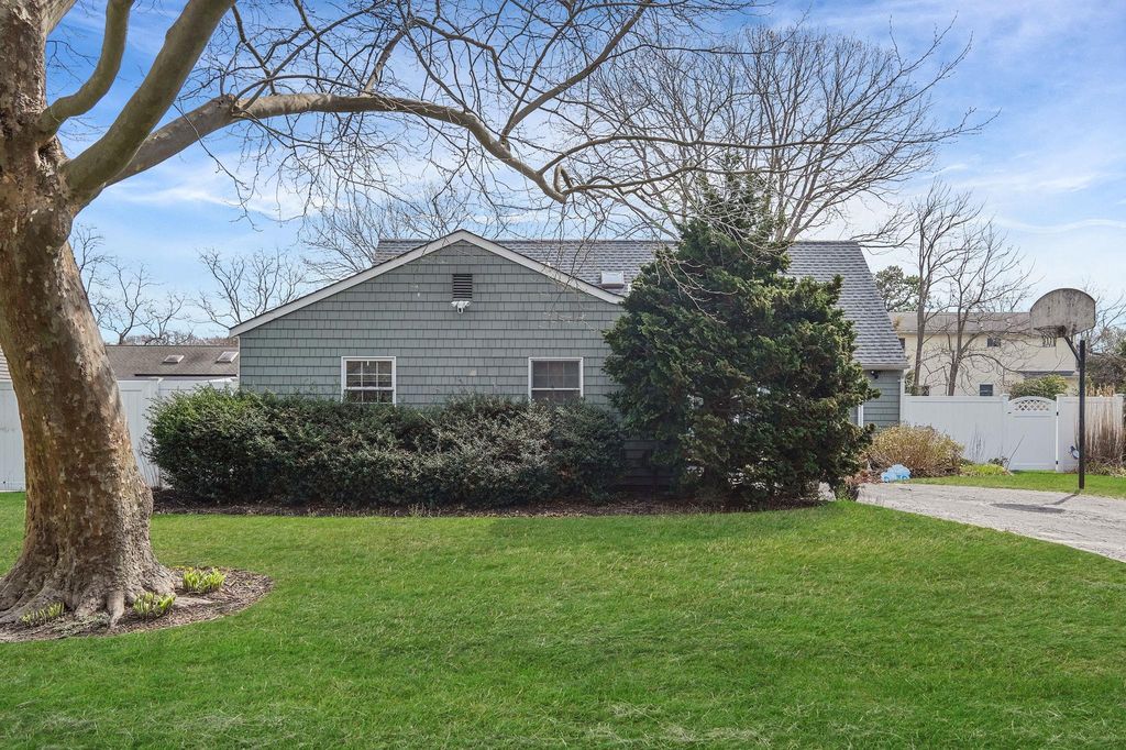 575 Bayport Avenue, Bayport, NY 11705