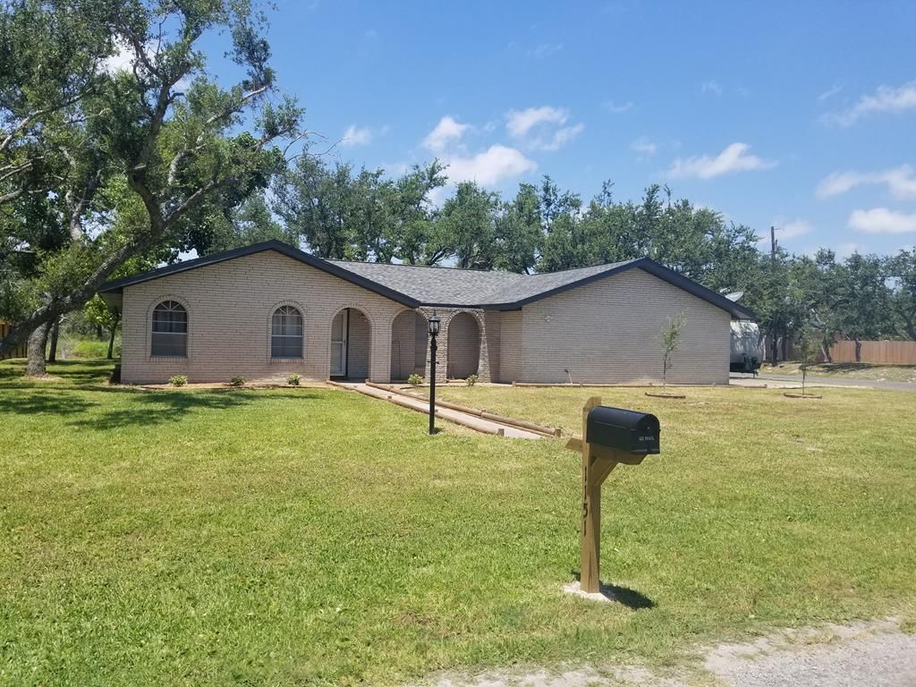 1151 Pine Ave, Rockport, TX 78382