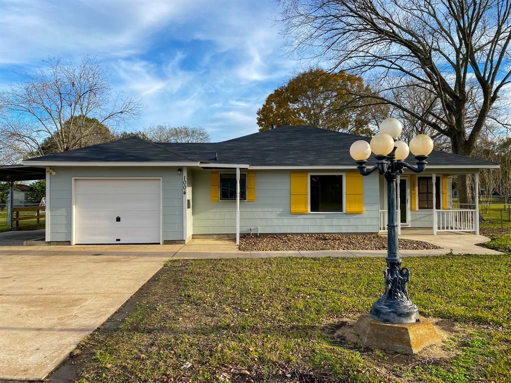 1004 Earley St, Sweeny, TX 77480