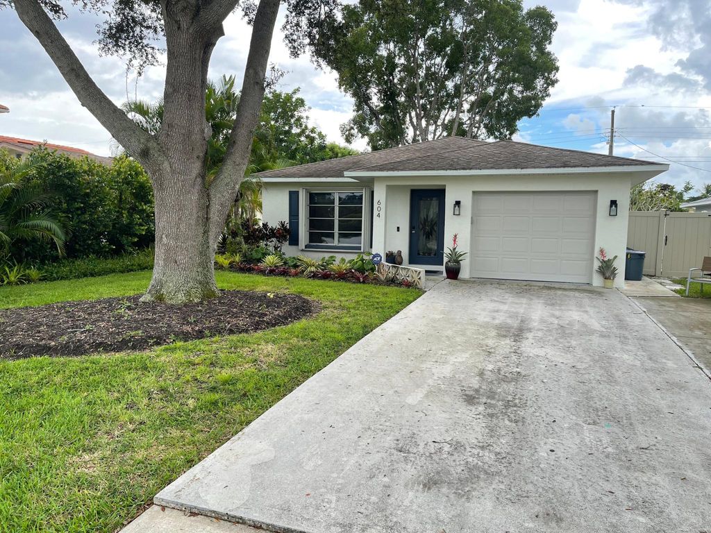 604 104th Ave N, Naples, FL 34108