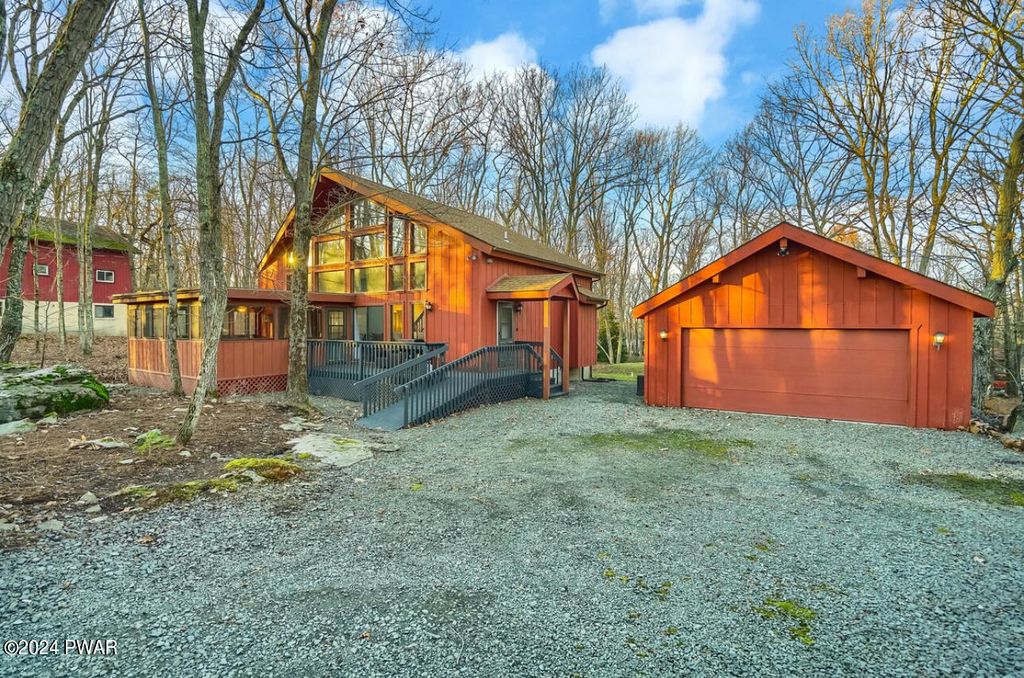 226 Maple Ridge Dr, Lords Valley, PA 18428