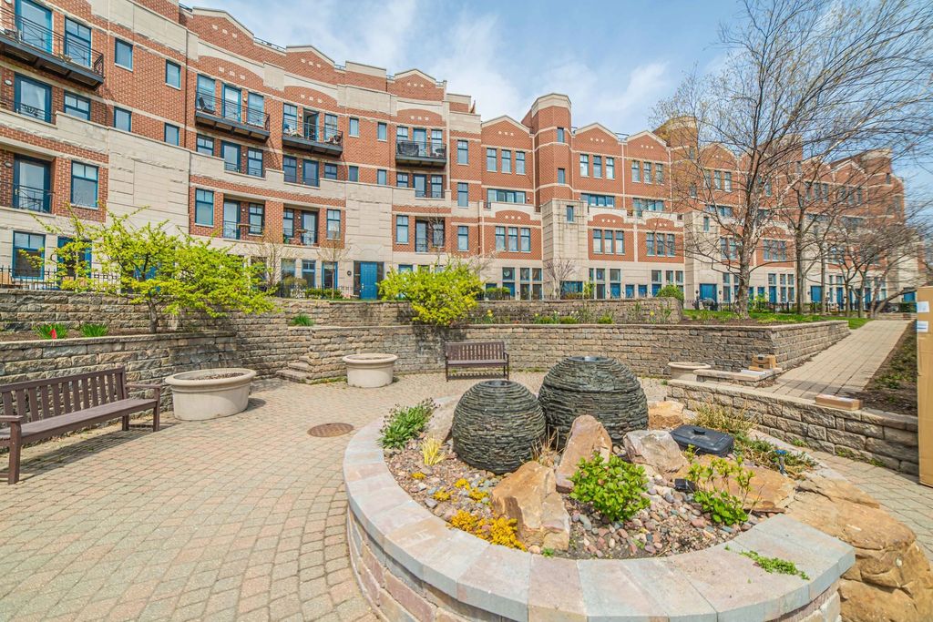 7754 N Sheridan Rd #3, Chicago, IL 60626