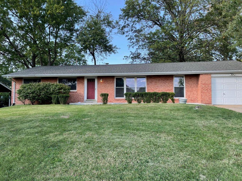 12127 Lake Como Dr, Saint Louis, MO 63146