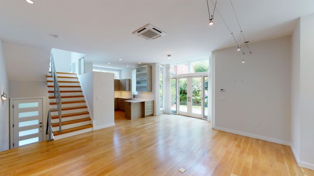 138 Banks St #1A, Cambridge, MA 02138