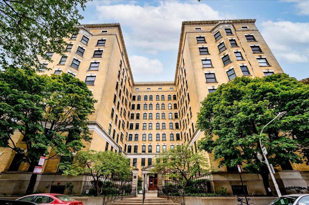 559 W Surf St #C-304, Chicago, IL 60657