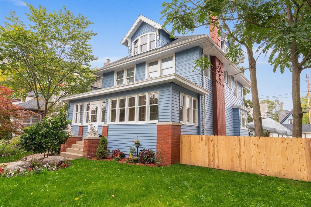 1520 S 76th St, West Allis, WI 53214