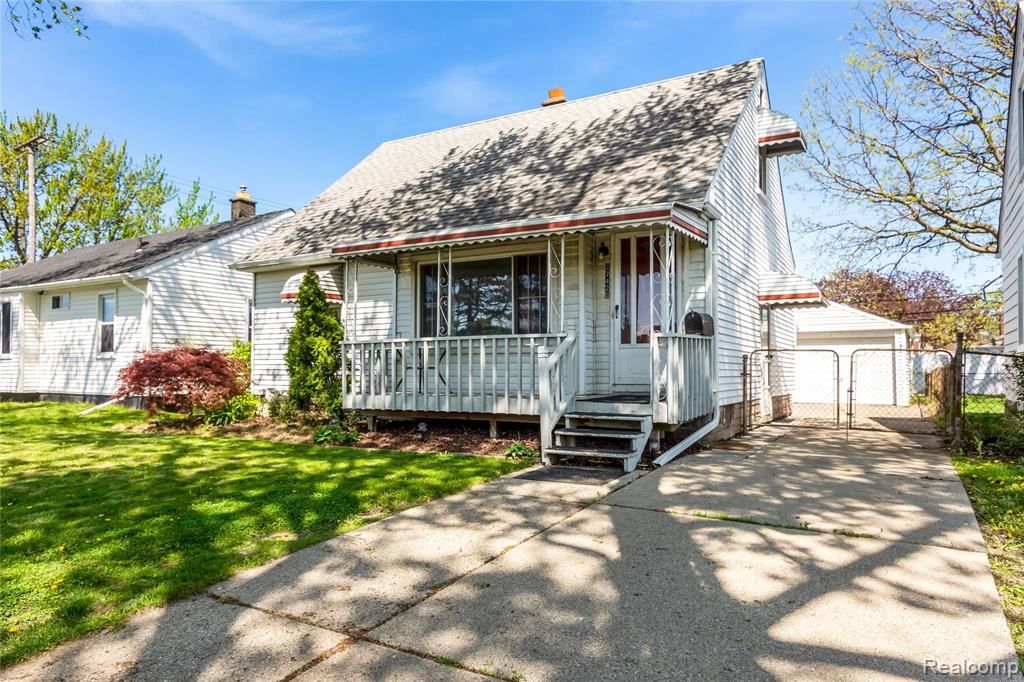 27420 Larchmont St, Saint Clair Shores, MI 48081