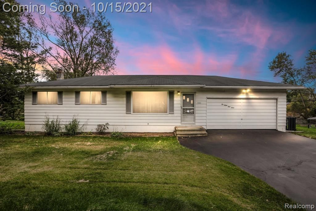10393 Cooley Lake Rd, Commerce Township, MI 48382