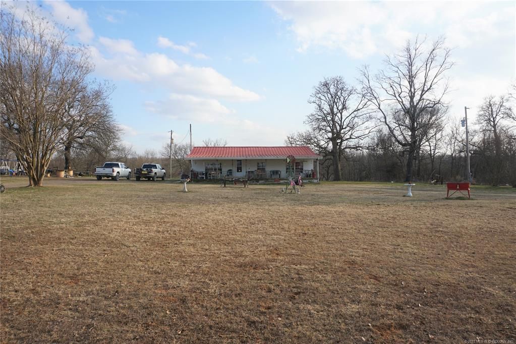 7140 Hedge Rd, Henryetta, OK 74437