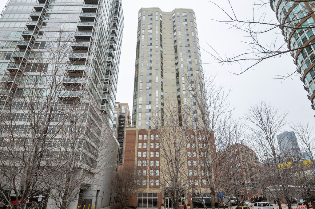 645 N Kingsbury St #2101, Chicago, IL 60654