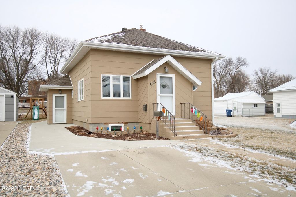 355 6th St NE, Watertown, SD 57201