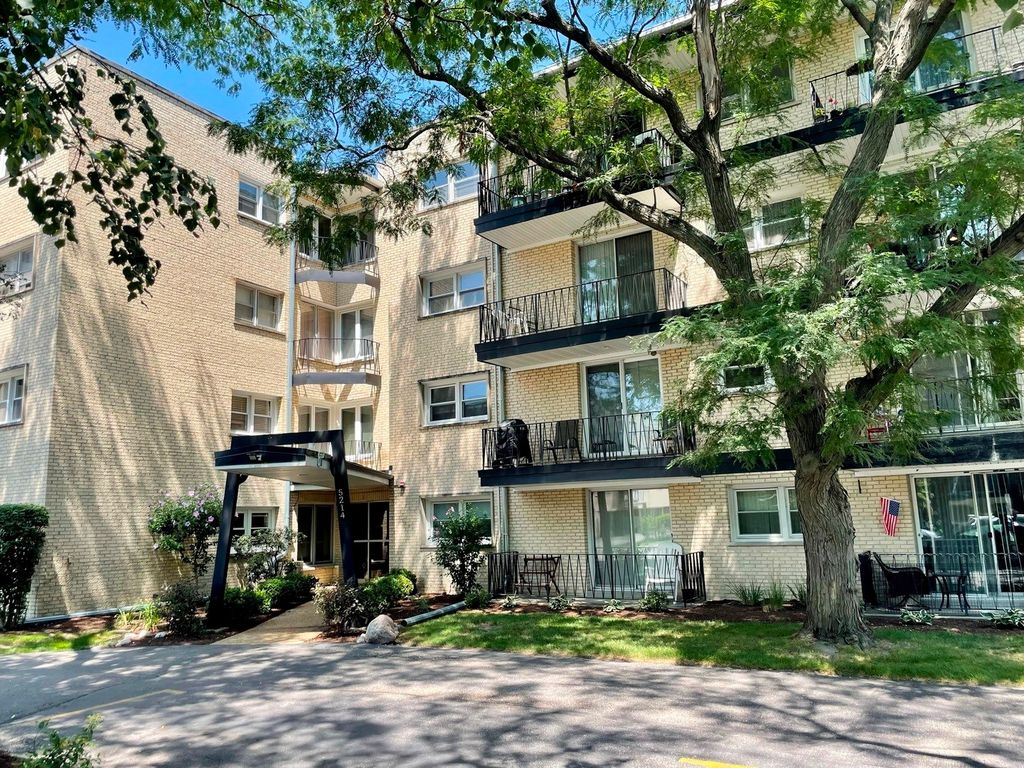 5214 Galitz St #205, Skokie, IL 60077