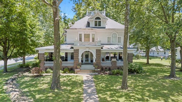 719 N State St, Monticello, IL 61856