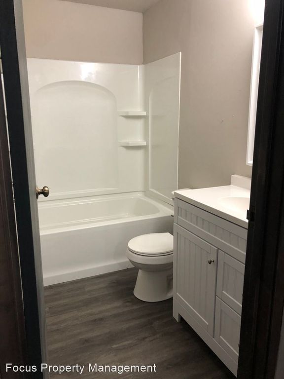996 3rd St, Menasha, WI 54952