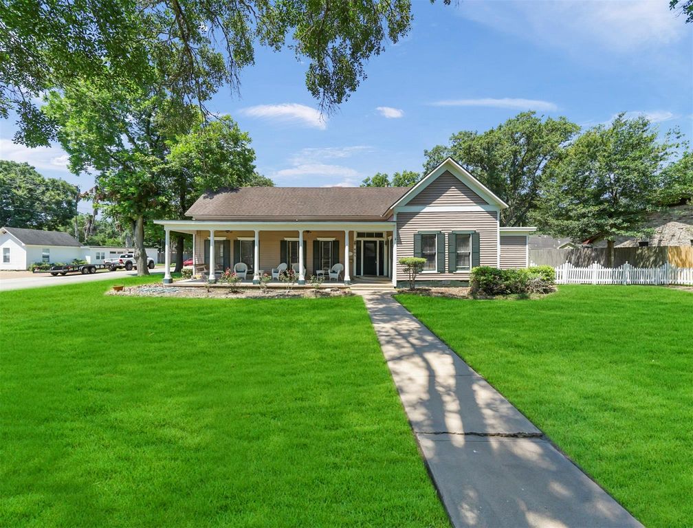 401 Avenue C, El Campo, TX 77437