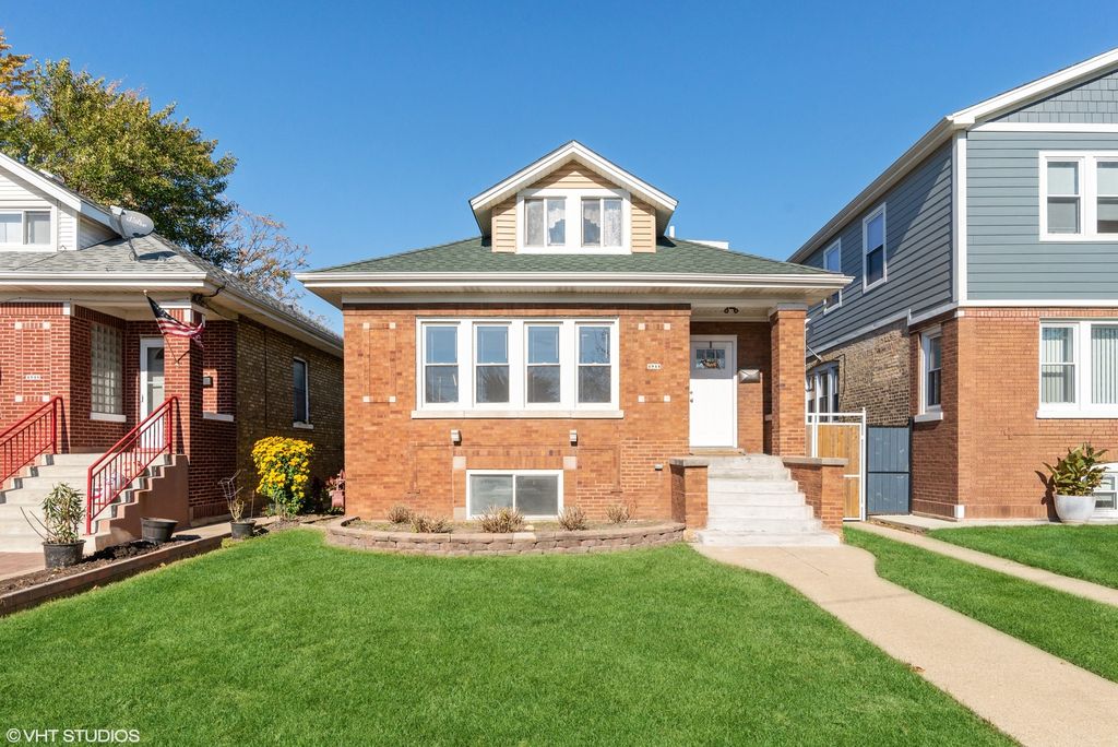 4944 W Roscoe St, Chicago, IL 60641