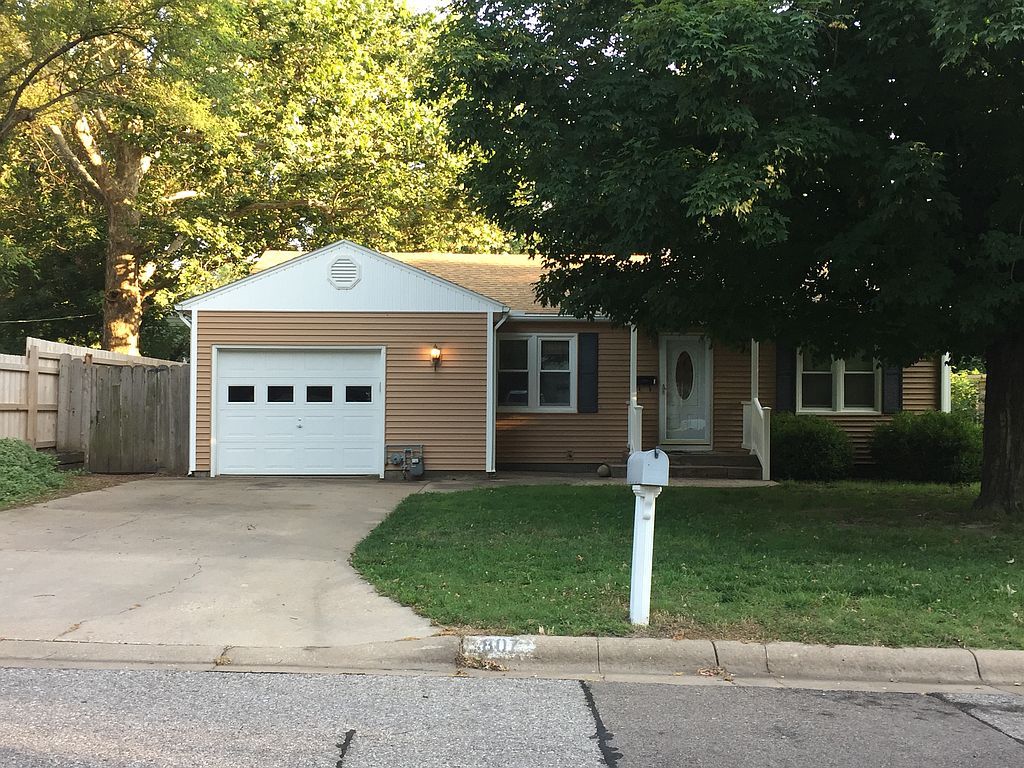 807 W 8th St, Newton, KS 67114