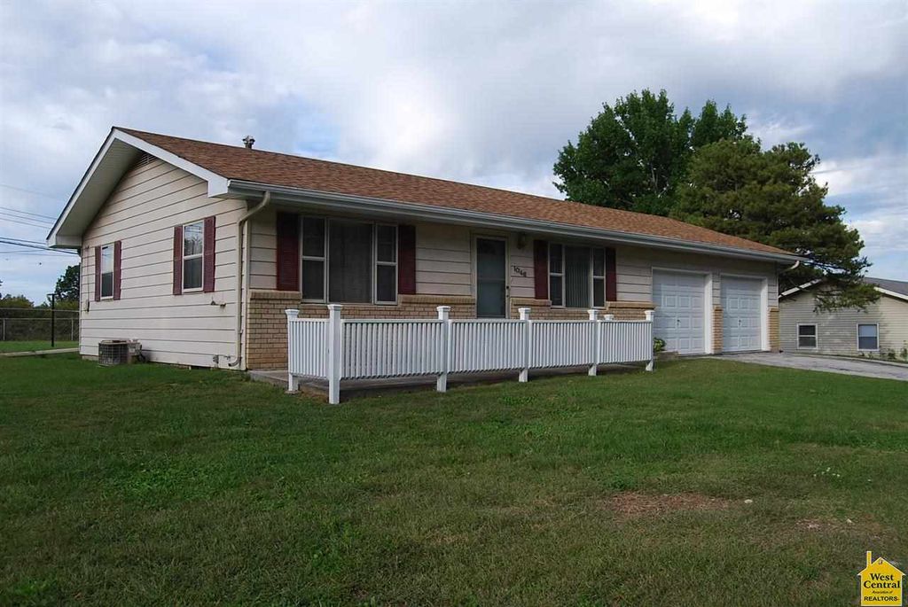 1046 Sycamore Dr, Warsaw, MO 65355