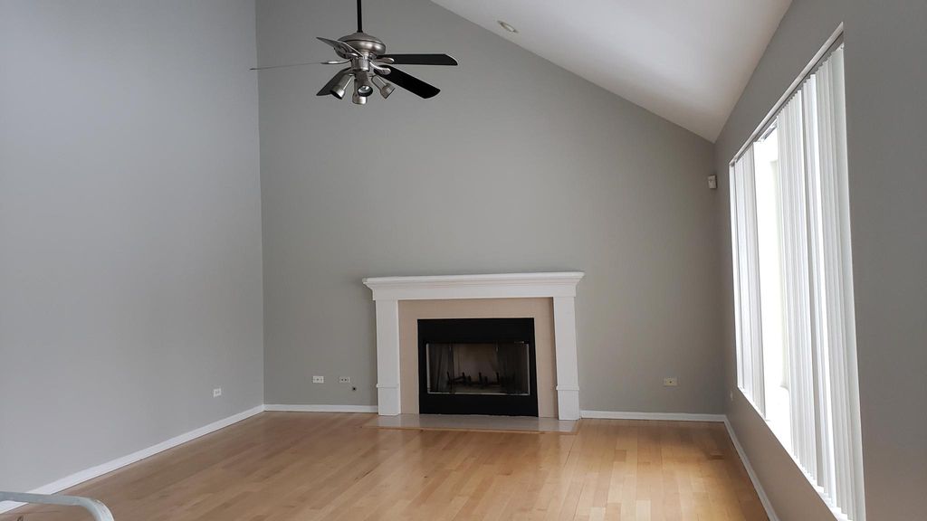 271 E Fullerton Ave, Glendale Heights, IL 60139