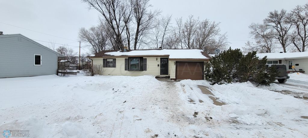 212 5th Ave E, West Fargo, ND 58078