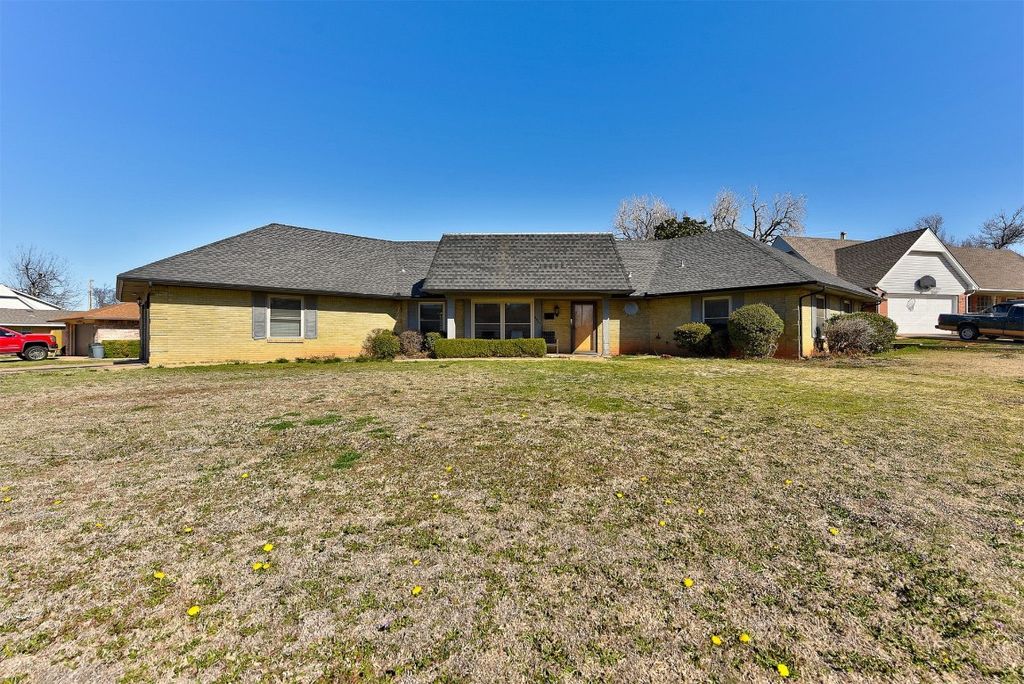 5917 NW 72nd St, Warr Acres, OK 73132