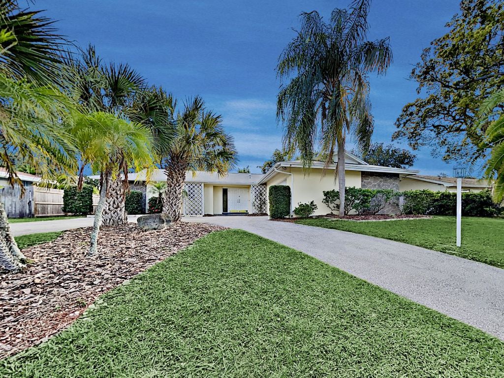 2194 Lanai Ave, Belleair Bluffs, FL 33770