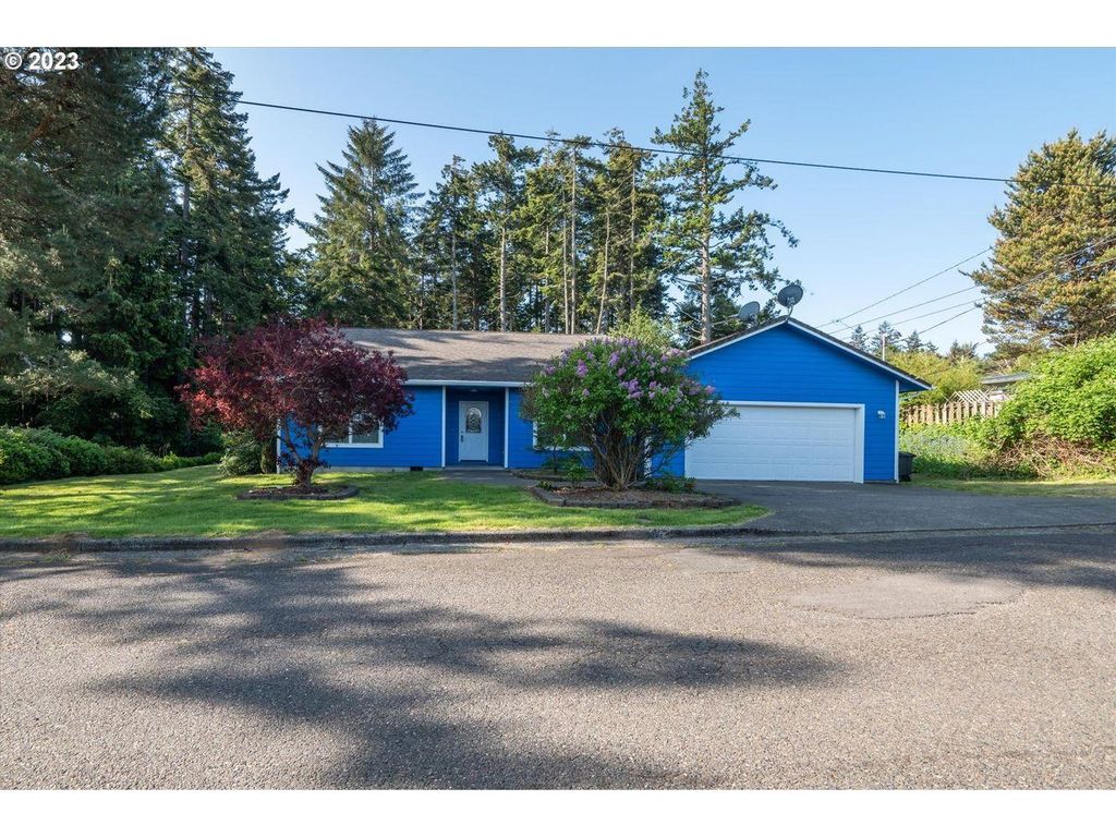 2515 Kinney St, North Bend, OR 97459