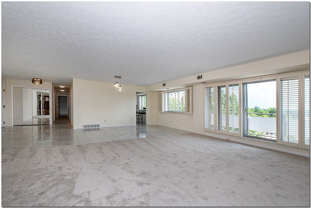 2022 Acacia Park Dr #2607, Lyndhurst, OH 44124