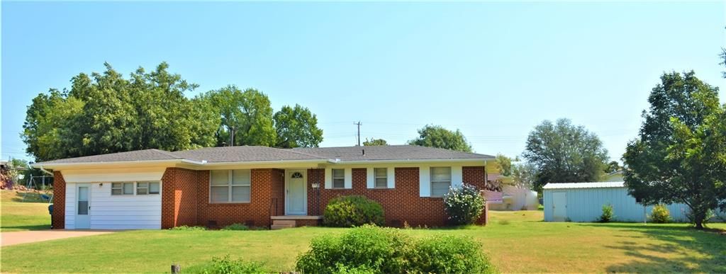 922 N West St, Cordell, OK 73632