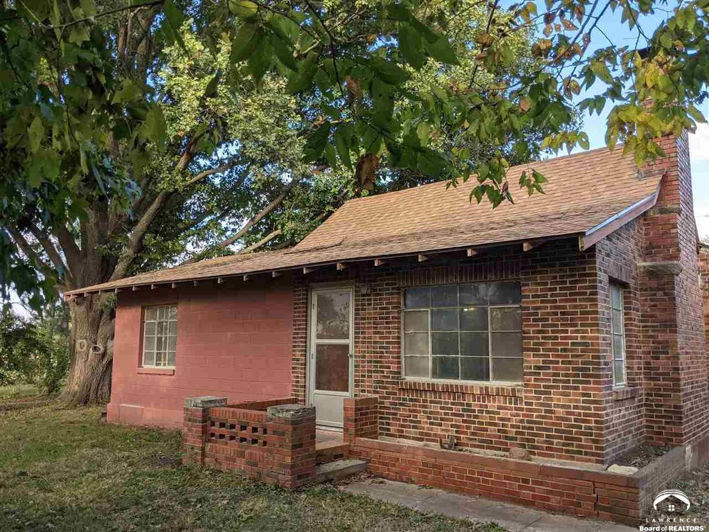 3325 Iowa Ter, Ottawa, KS 66067