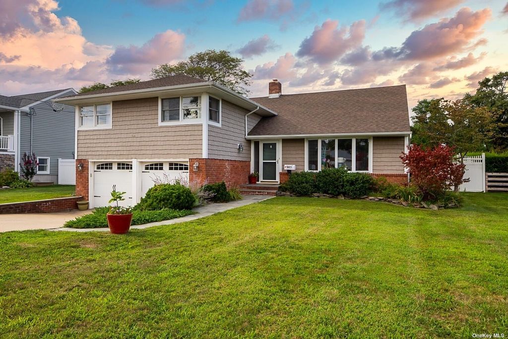 505 Bay 5th St, West Islip, NY 11795