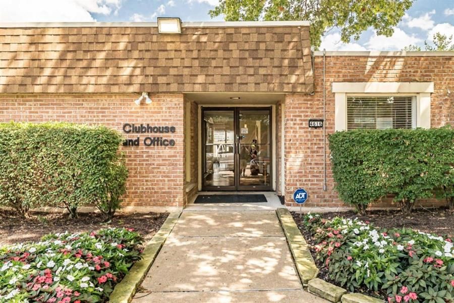 4616 Country Ln, Saint Ann, MO 63074