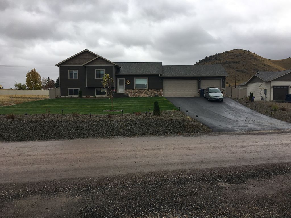 5160 Crescent Moon Dr, Helena, MT 59602