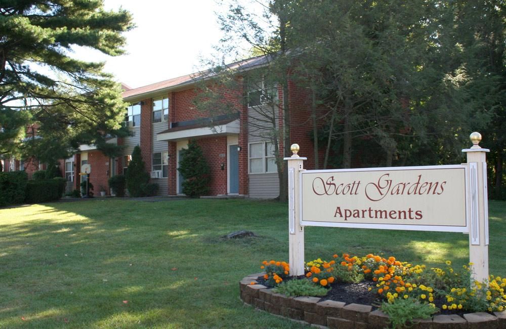 33 Stonefield Dr, Waterbury, CT 06705
