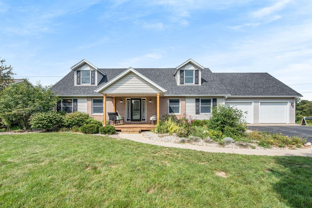 93 Friendship Ln, Marshall, MI 49068