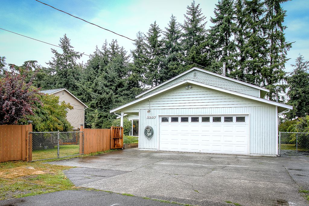8207 226th St SW, Edmonds, WA 98026
