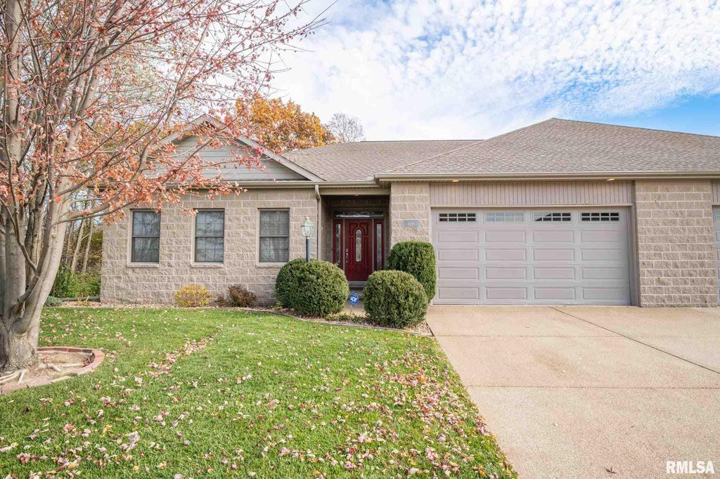 11230 N Oakwood Dr, Peoria, IL 61615 3 Bed, 3 Bath Townhouse MLS