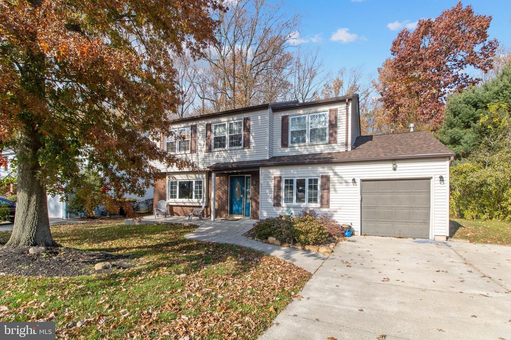 71 Twin Ponds Dr, Sewell, NJ 08080