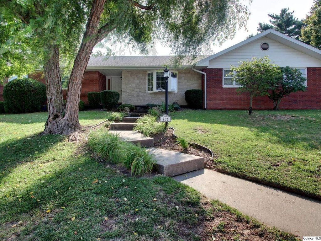 802 Cheshire Blvd, Quincy, IL 62305